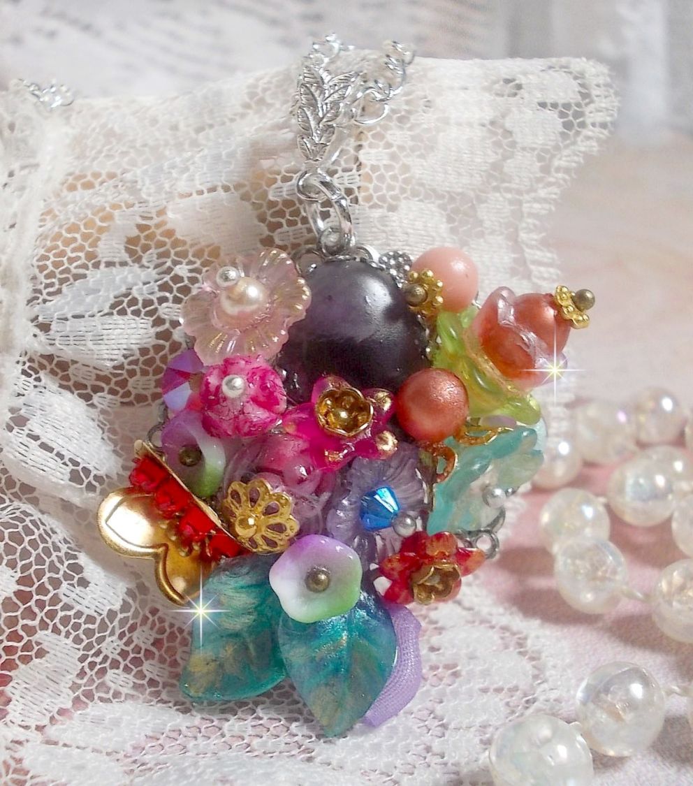 Pingente da Coroa Chic da Primavera criado com várias flores, pérolas, Murano, cristais, ametista e outros com uma corrente de prata