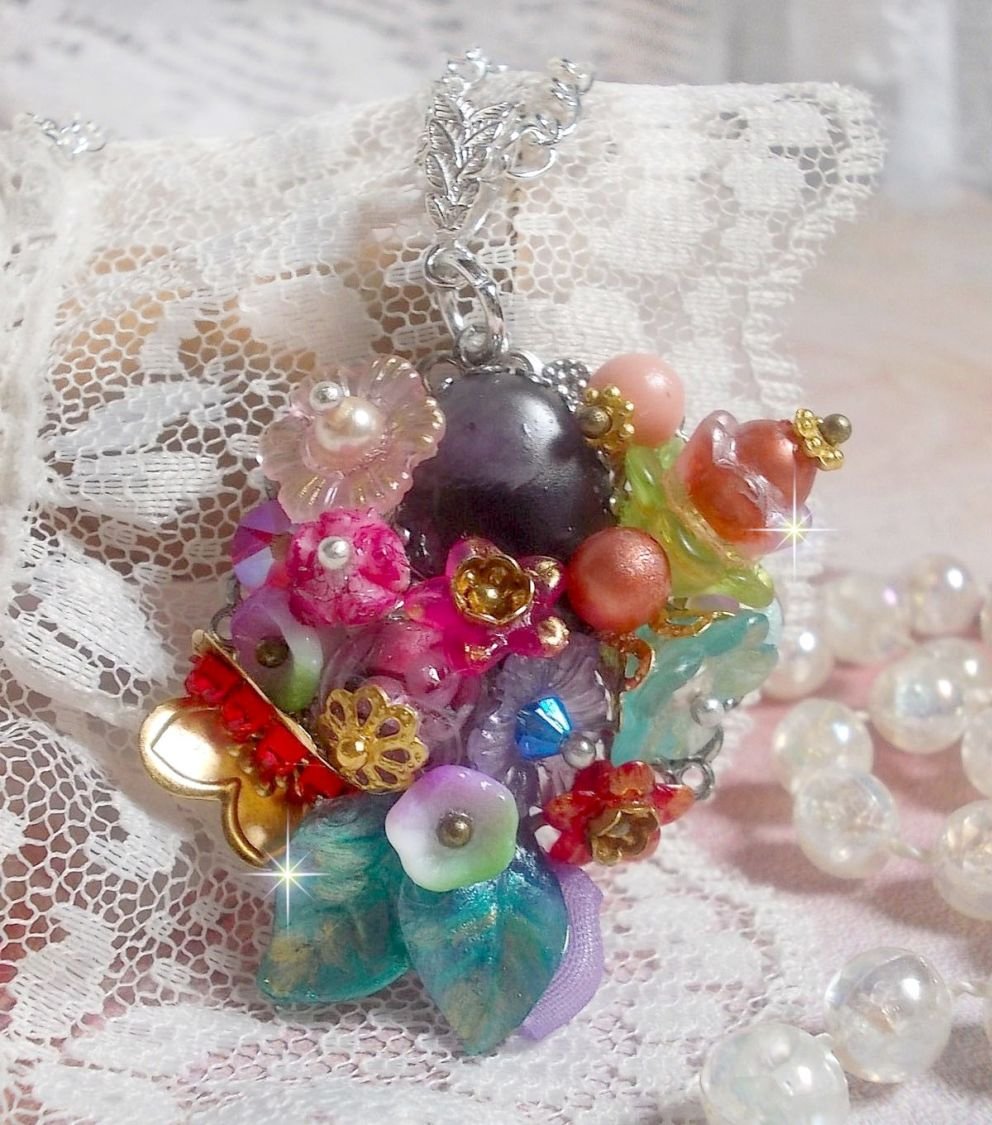 Pingente da Coroa Chic da Primavera criado com várias flores, pérolas, Murano, cristais, ametista e outros com uma corrente de prata