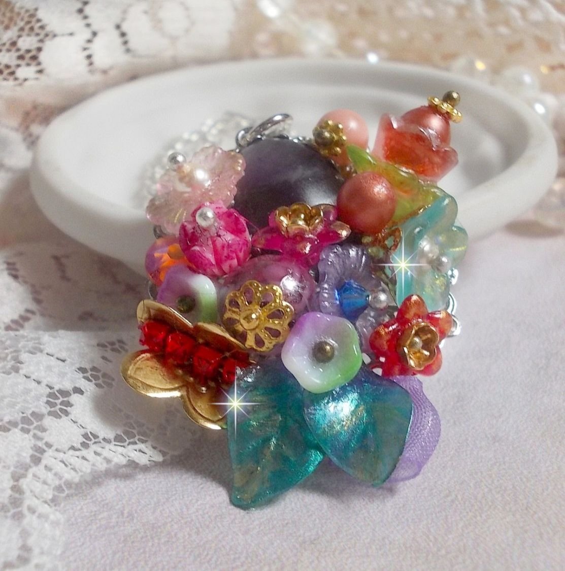 Pingente da Coroa Chic da Primavera criado com várias flores, pérolas, Murano, cristais, ametista e outros com uma corrente de prata