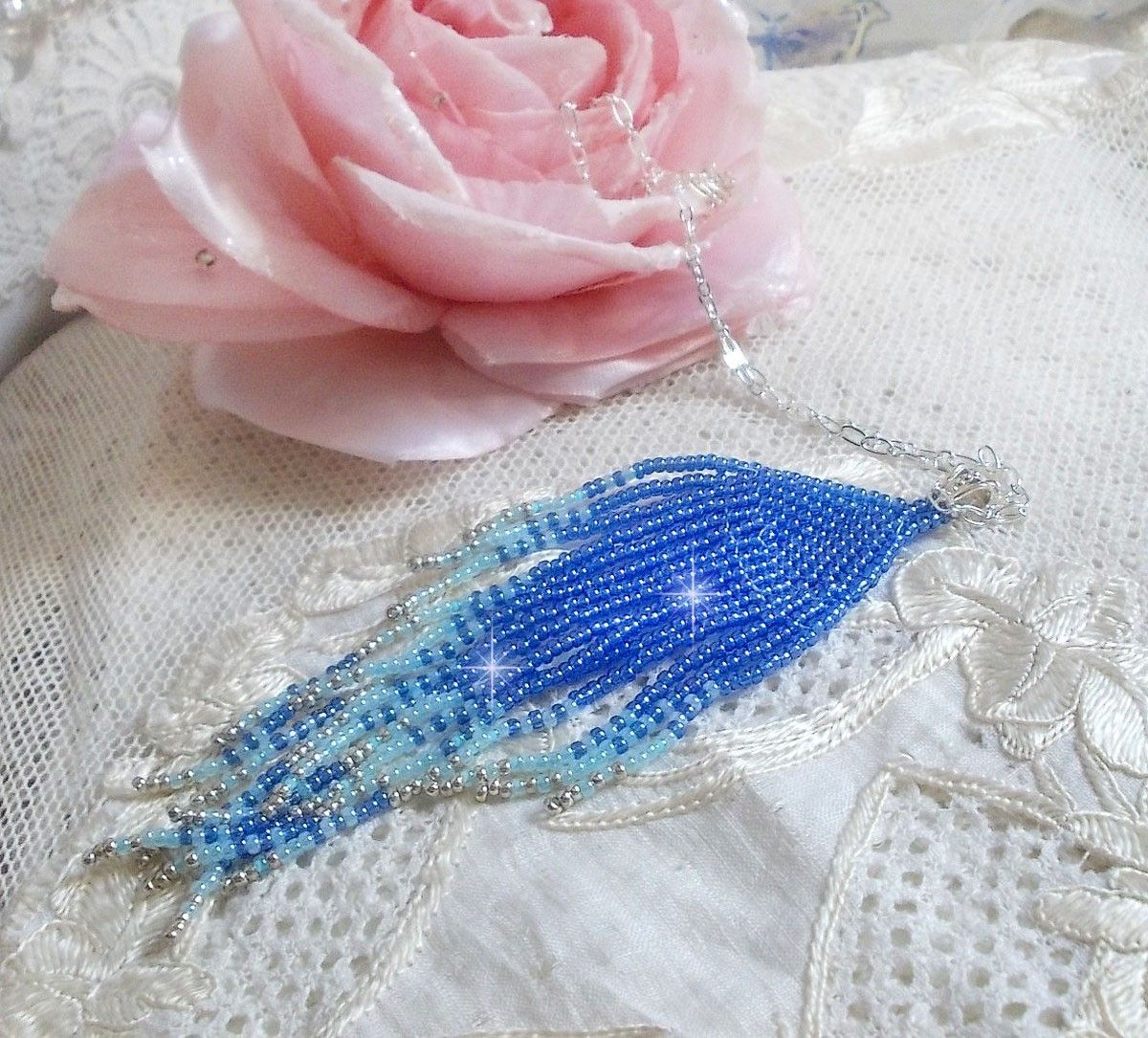 Pingente Soft Blue Dreams Pendant criado com contas de sementes Sky Blue, Sapphire, Silver quality seed beads com acessórios 925/1000 Sterling Silver