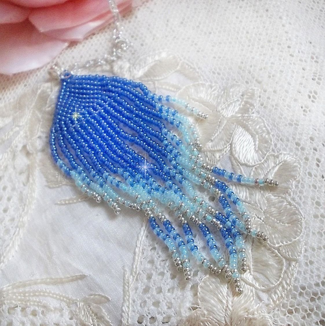 Pingente Soft Blue Dreams Pendant criado com contas de sementes Sky Blue, Sapphire, Silver quality seed beads com acessórios 925/1000 Sterling Silver