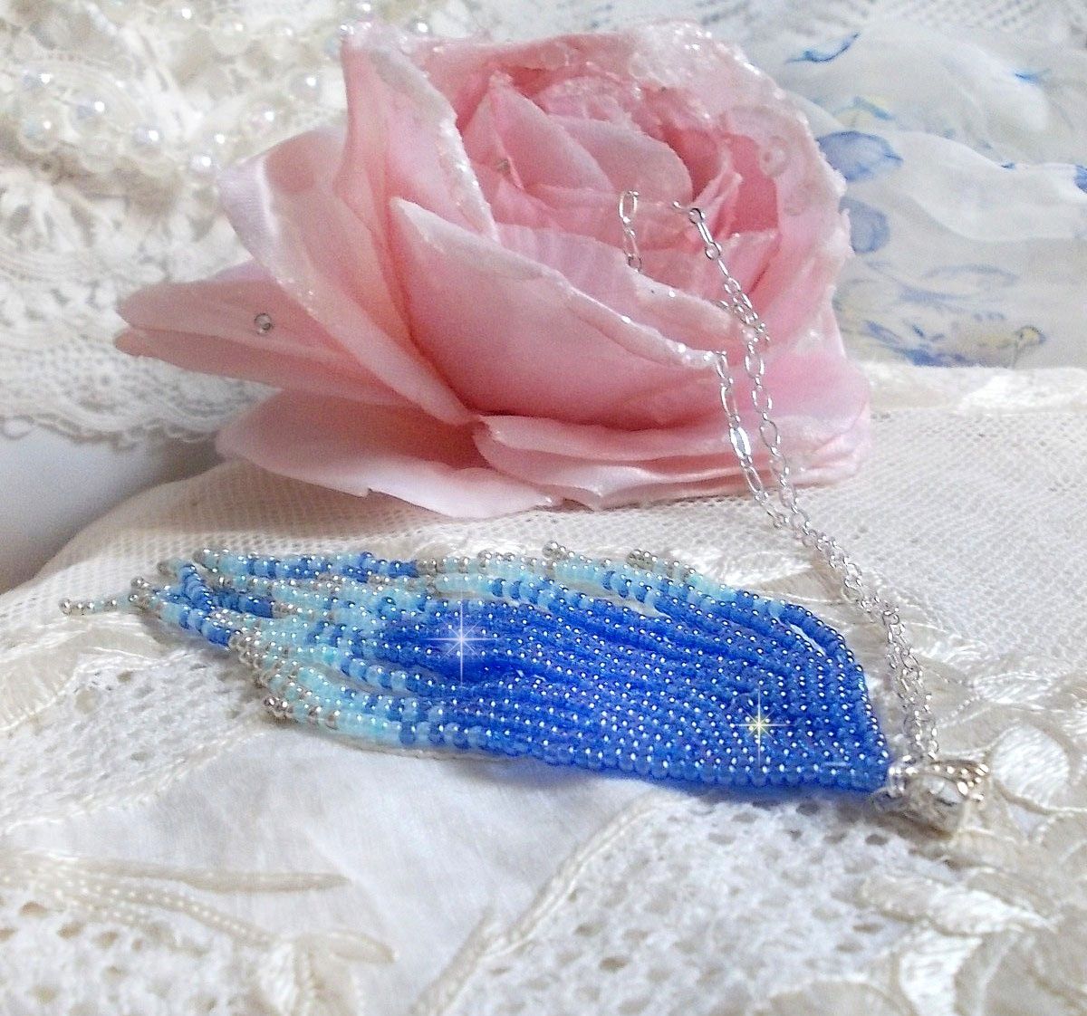 Pingente Soft Blue Dreams Pendant criado com contas de sementes Sky Blue, Sapphire, Silver quality seed beads com acessórios 925/1000 Sterling Silver