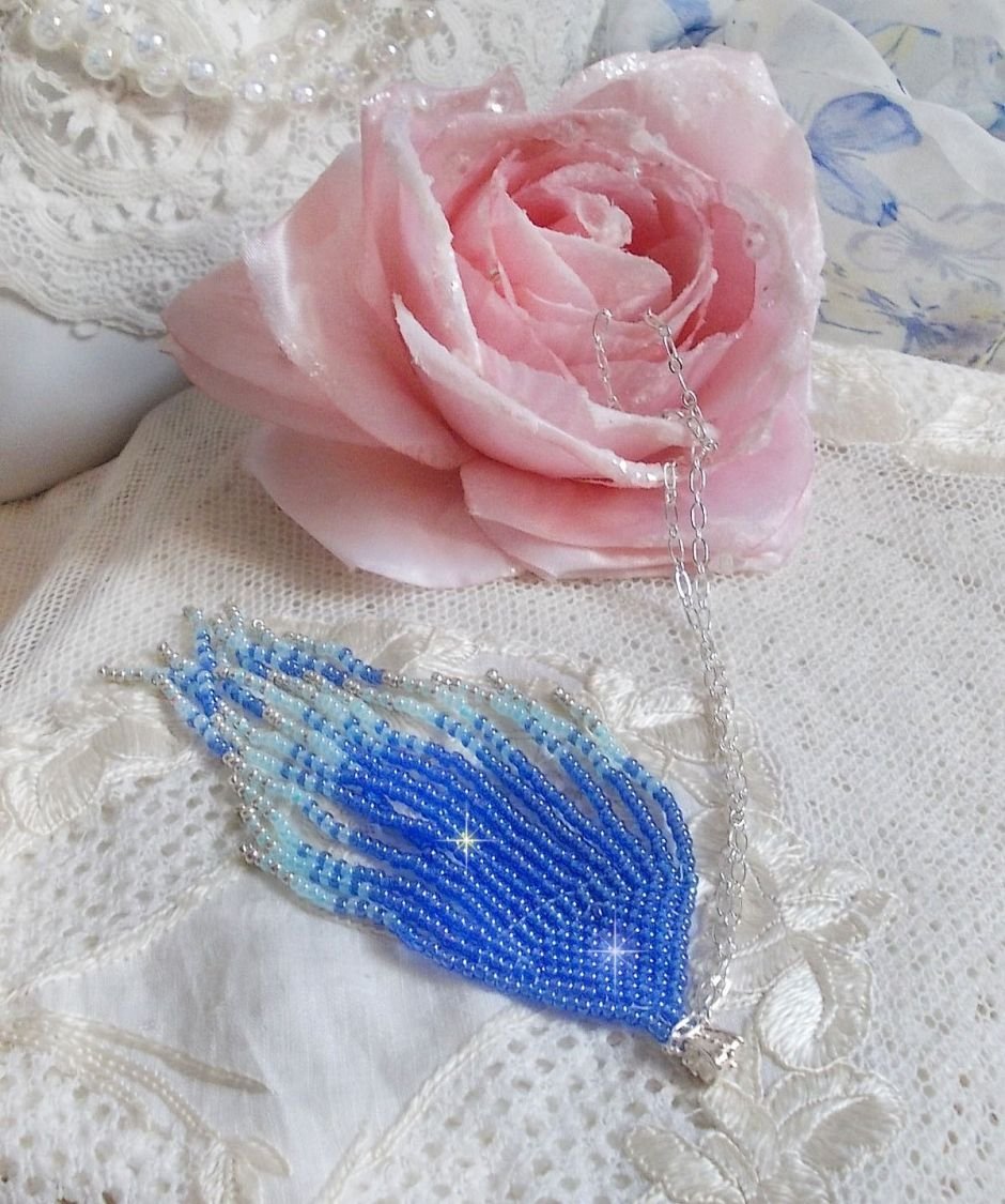 Pingente Soft Blue Dreams Pendant criado com contas de sementes Sky Blue, Sapphire, Silver quality seed beads com acessórios 925/1000 Sterling Silver