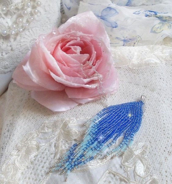 Pingente Soft Blue Dreams Pendant criado com contas de sementes Sky Blue, Sapphire, Silver quality seed beads com acess&oacute;rios 925/1000 Sterling Silver