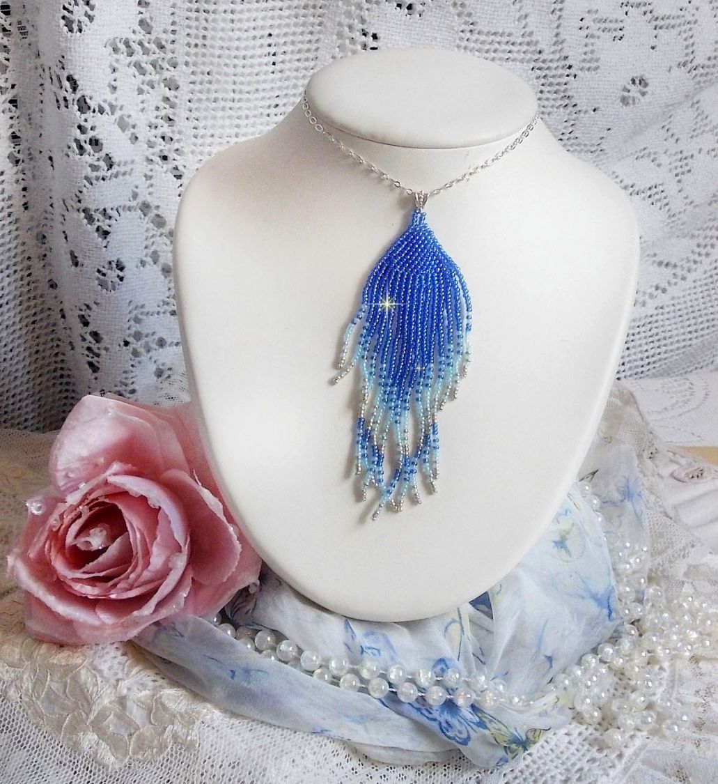 Pingente Soft Blue Dreams Pendant criado com contas de sementes Sky Blue, Sapphire, Silver quality seed beads com acessórios 925/1000 Sterling Silver