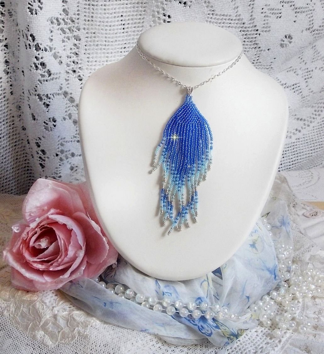 Pingente Soft Blue Dreams Pendant criado com contas de sementes Sky Blue, Sapphire, Silver quality seed beads com acessórios 925/1000 Sterling Silver