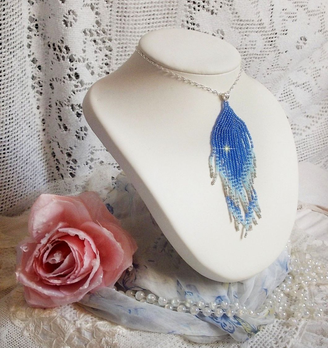 Pingente Soft Blue Dreams Pendant criado com contas de sementes Sky Blue, Sapphire, Silver quality seed beads com acessórios 925/1000 Sterling Silver