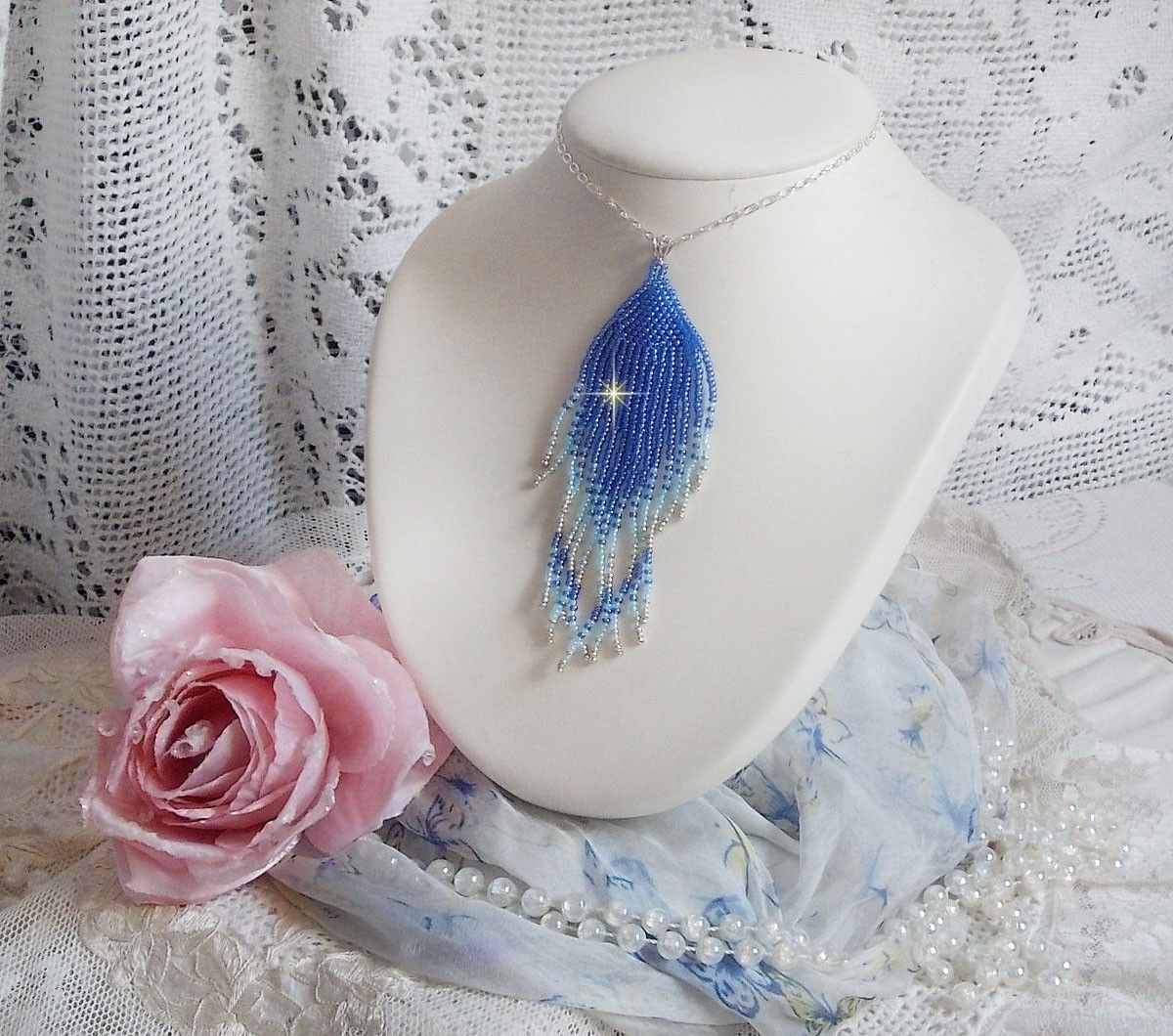 Pingente Soft Blue Dreams Pendant criado com contas de sementes Sky Blue, Sapphire, Silver quality seed beads com acessórios 925/1000 Sterling Silver