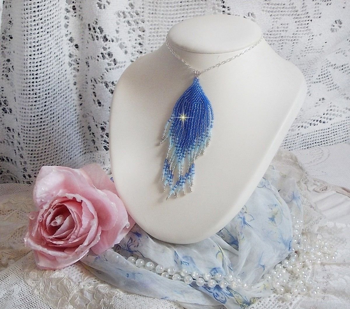 Pingente Soft Blue Dreams Pendant criado com contas de sementes Sky Blue, Sapphire, Silver quality seed beads com acessórios 925/1000 Sterling Silver