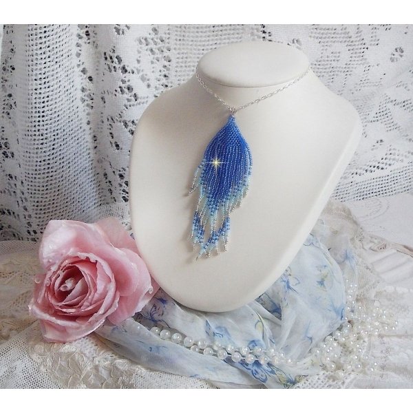 Pingente Soft Blue Dreams Pendant criado com contas de sementes Sky Blue, Sapphire, Silver quality seed beads com acess&oacute;rios 925/1000 Sterling Silver