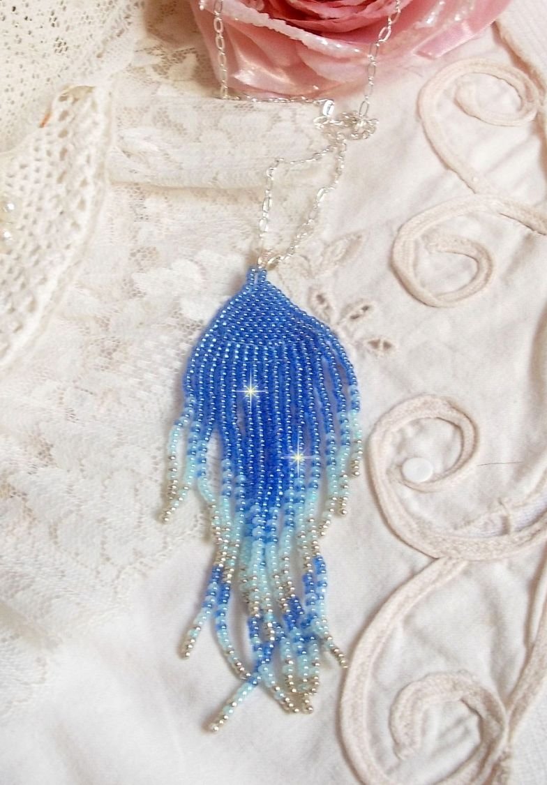 Pingente Soft Blue Dreams Pendant criado com contas de sementes Sky Blue, Sapphire, Silver quality seed beads com acessórios 925/1000 Sterling Silver