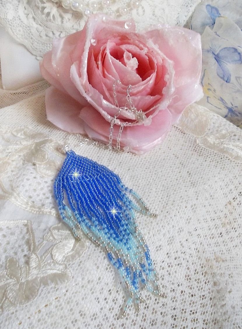 Pingente Soft Blue Dreams Pendant criado com contas de sementes Sky Blue, Sapphire, Silver quality seed beads com acessórios 925/1000 Sterling Silver