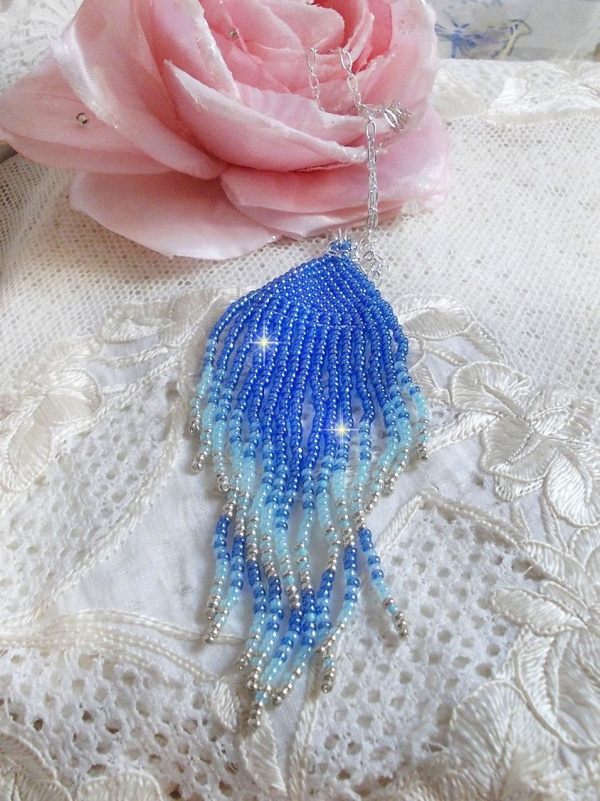 Pingente Soft Blue Dreams Pendant criado com contas de sementes Sky Blue, Sapphire, Silver quality seed beads com acessórios 925/1000 Sterling Silver