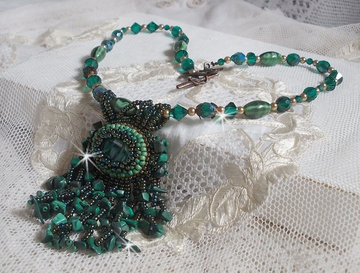 Pingente verde esmeralda bordado com cabochon malaquita natural e chips, cristais, facetas e missangas