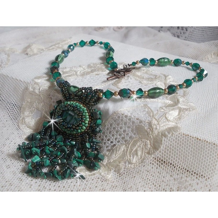Pingente verde esmeralda bordado com cabochon malaquita natural e chips, cristais, facetas e missangas