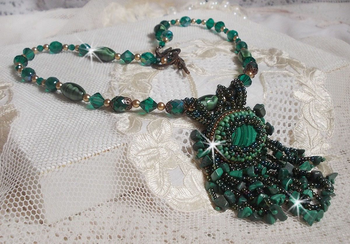 Pingente verde esmeralda bordado com cabochon malaquita natural e chips, cristais, facetas e missangas