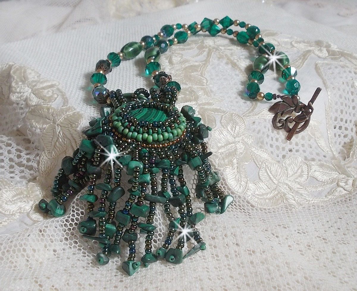 Pingente verde esmeralda bordado com cabochon malaquita natural e chips, cristais, facetas e missangas