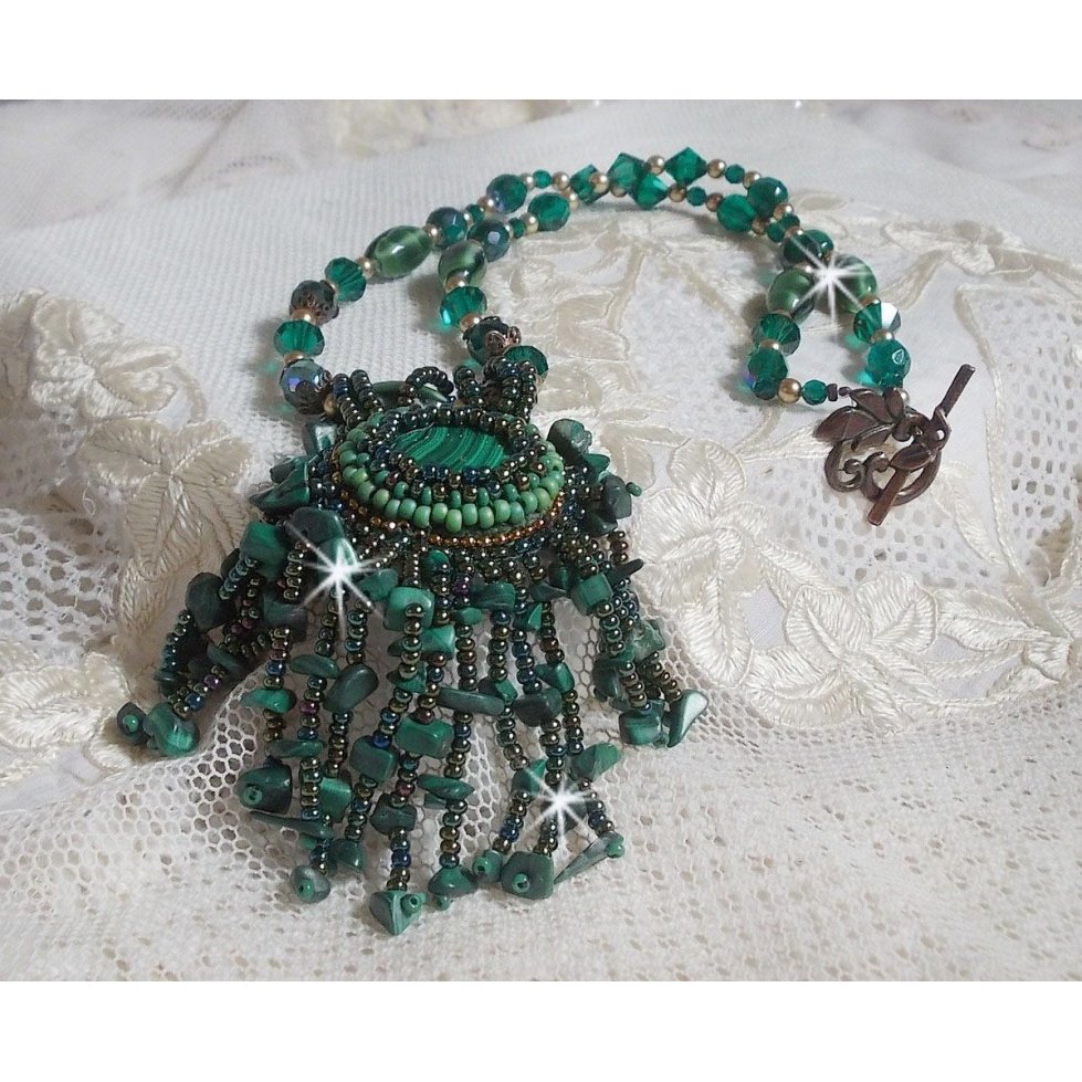 Pingente verde esmeralda bordado com cabochon malaquita natural e chips, cristais, facetas e missangas