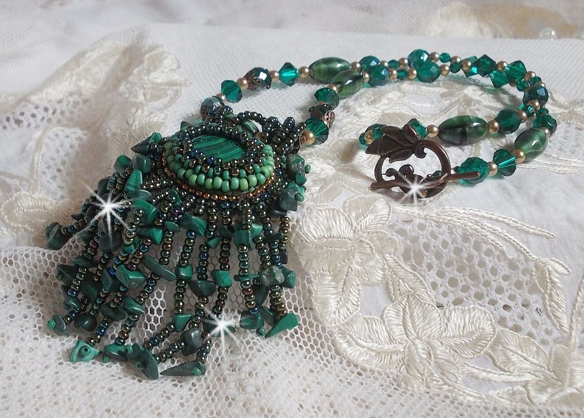 Pingente verde esmeralda bordado com cabochon malaquita natural e chips, cristais, facetas e missangas