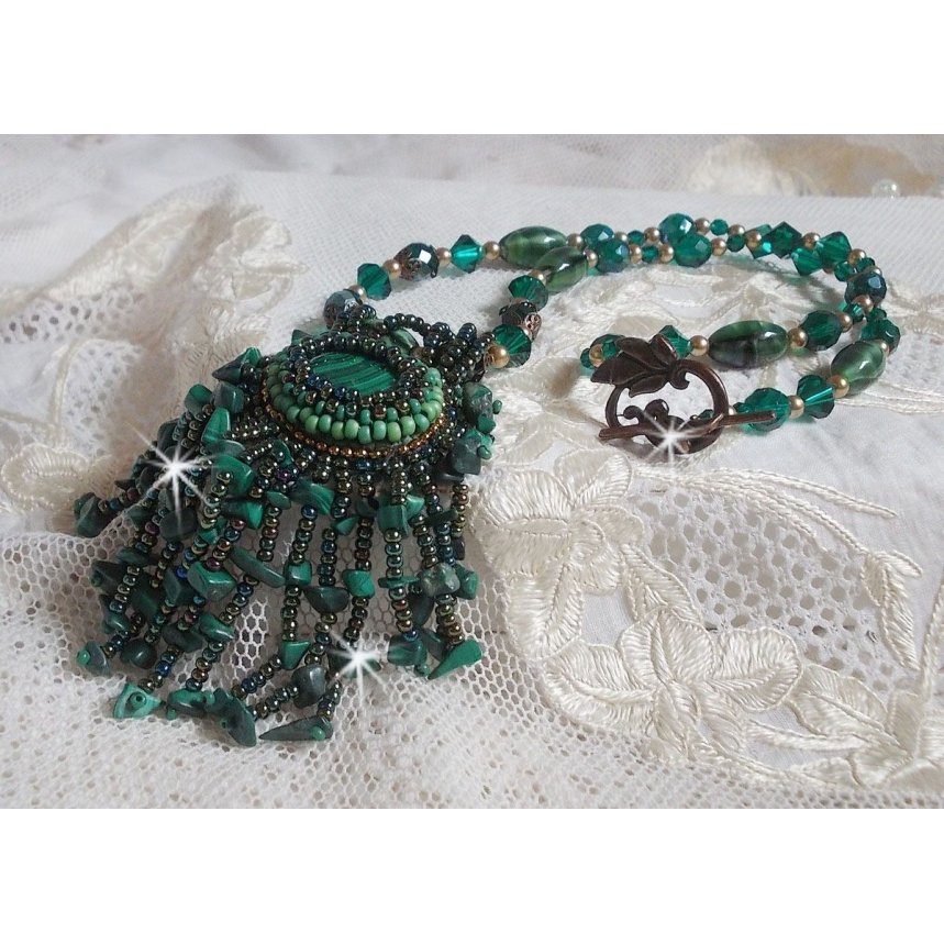 Pingente verde esmeralda bordado com cabochon malaquita natural e chips, cristais, facetas e missangas