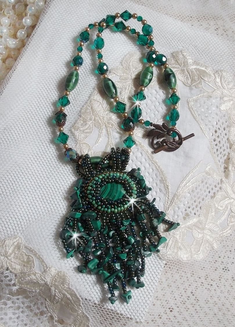 Pingente verde esmeralda bordado com cabochon malaquita natural e chips, cristais, facetas e missangas