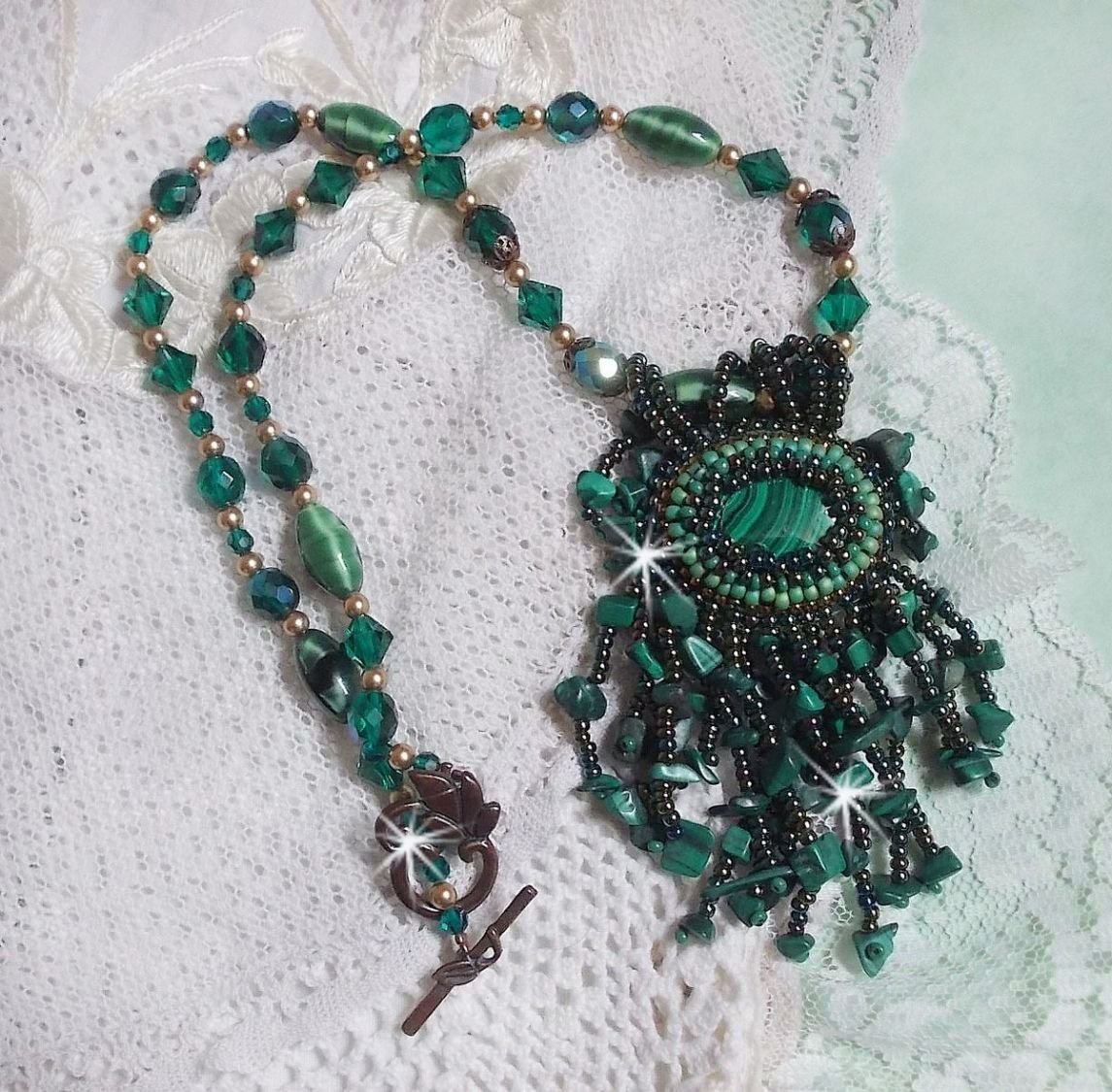 Pingente verde esmeralda bordado com cabochon malaquita natural e chips, cristais, facetas e missangas