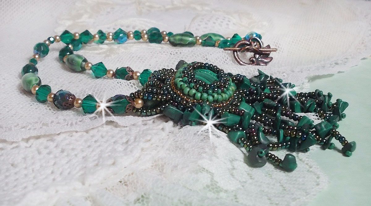 Pingente verde esmeralda bordado com cabochon malaquita natural e chips, cristais, facetas e missangas