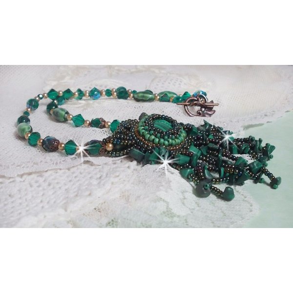 Pingente verde esmeralda bordado com cabochon malaquita natural e chips, cristais, facetas e missangas