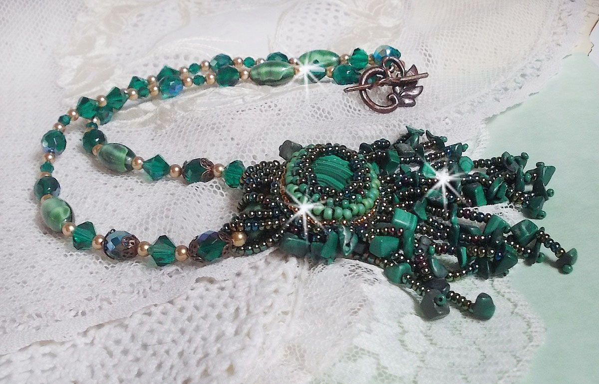 Pingente verde esmeralda bordado com cabochon malaquita natural e chips, cristais, facetas e missangas