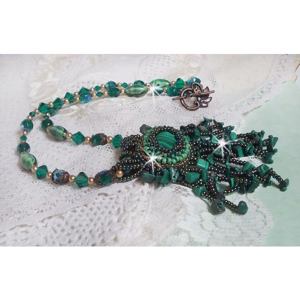 Pingente verde esmeralda bordado com cabochon malaquita natural e chips, cristais, facetas e missangas