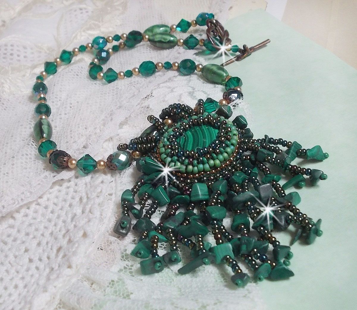 Pingente verde esmeralda bordado com cabochon malaquita natural e chips, cristais, facetas e missangas