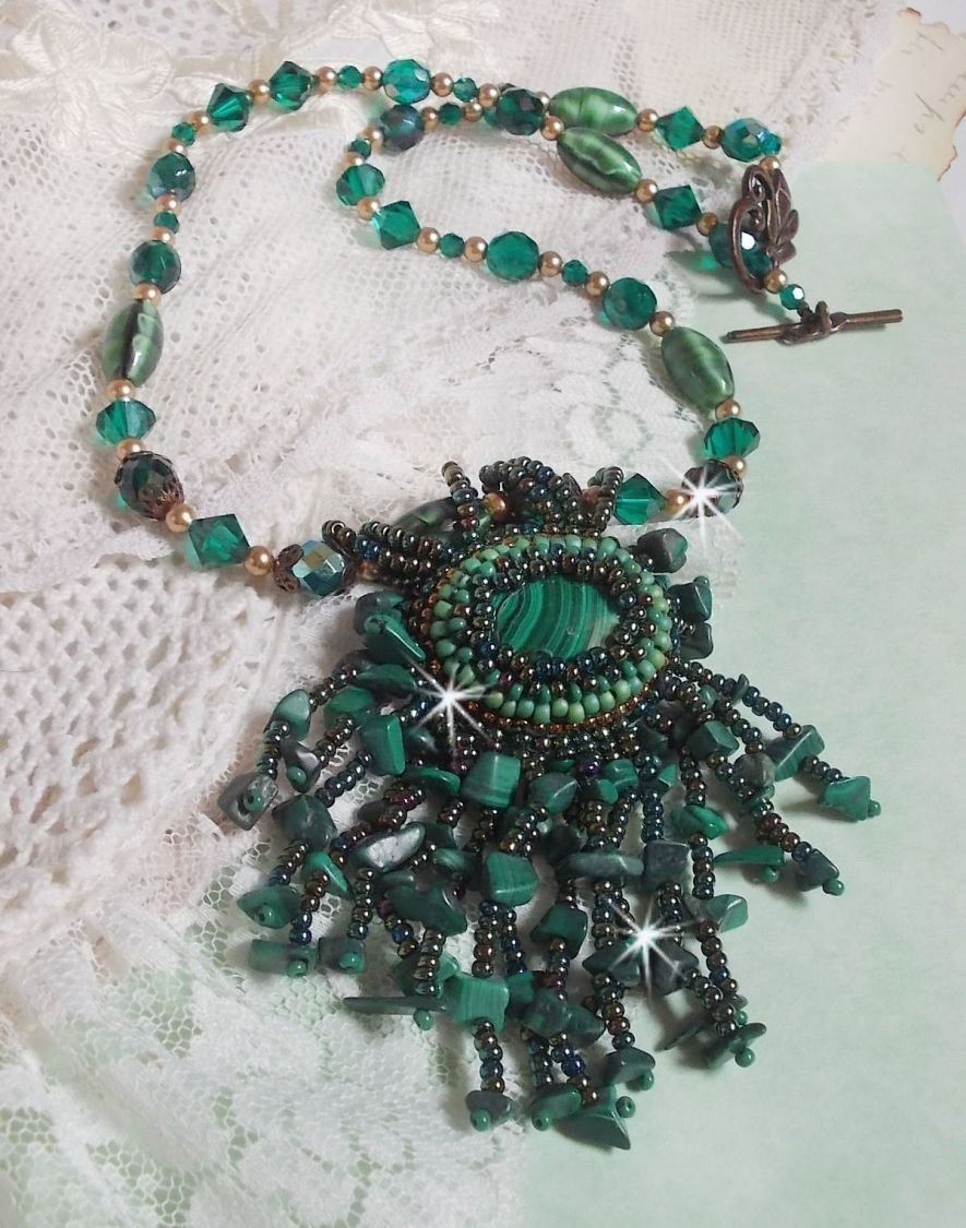 Pingente verde esmeralda bordado com cabochon malaquita natural e chips, cristais, facetas e missangas