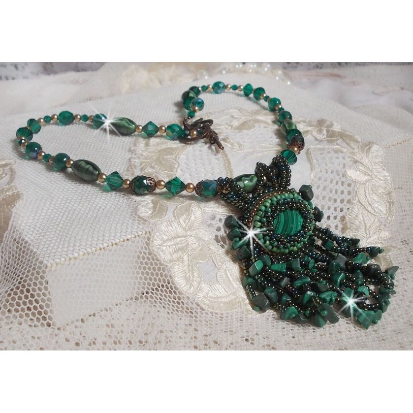 Pingente verde esmeralda bordado com cabochon malaquita natural e chips, cristais, facetas e missangas