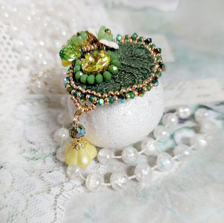 Pendentif Espoir brod&eacute; avec perles verres, rocailles, dentelle, b&eacute;li&egrave;re argent 925, anneau et perles Cristal Swarovski