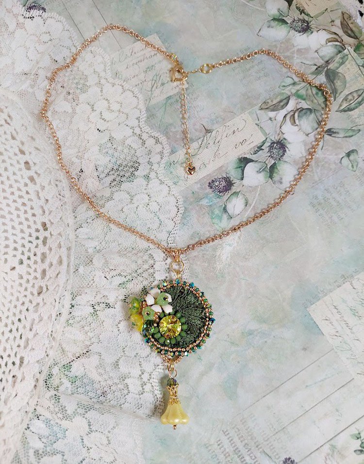 Pendentif Espoir brod&eacute; avec perles verres, rocailles, dentelle, b&eacute;li&egrave;re argent 925, anneau et perles Cristal Swarovski