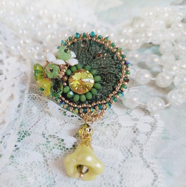 Pendentif Espoir brod&eacute; avec perles verres, rocailles, dentelle, b&eacute;li&egrave;re argent 925, anneau et perles Cristal Swarovski