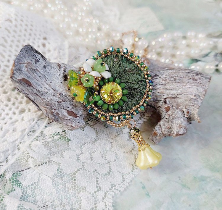 Pendentif Espoir brod&eacute; avec perles verres, rocailles, dentelle, b&eacute;li&egrave;re argent 925, anneau et perles Cristal Swarovski