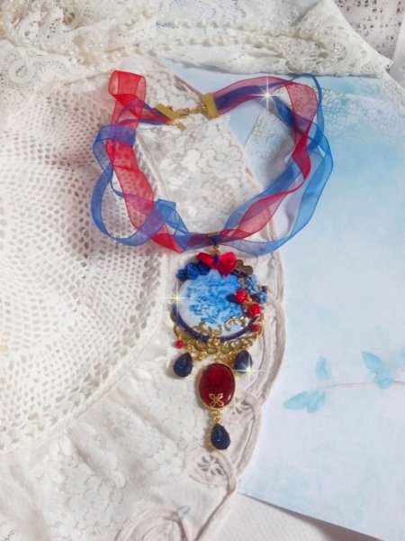 Pendentif Flamenca, cabochon &eacute;maill&eacute; de fleurs Bleues, roses r&eacute;sines, nacre abalone et jade Rouges, poires Zirconium et cristaux Bleu-Marine, breloques, pendentif r&eacute;sine &eacute;poxy, un style Flamenco