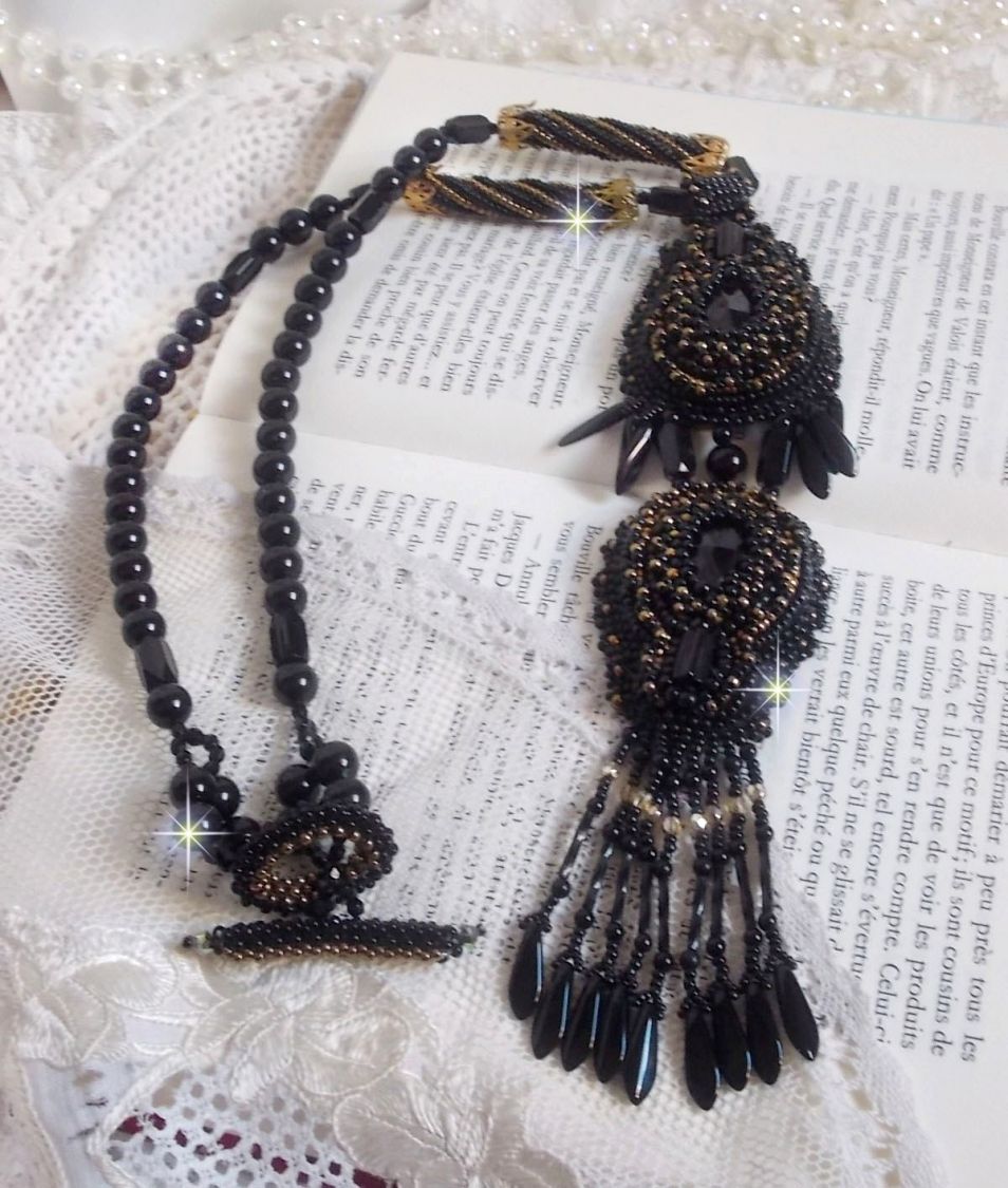 Pingente Black Habit Pendant bordado com pedras redondas de ónix, pingentes facetados, contas de cilindro facetadas, facetas e contas de sementes de qualidade