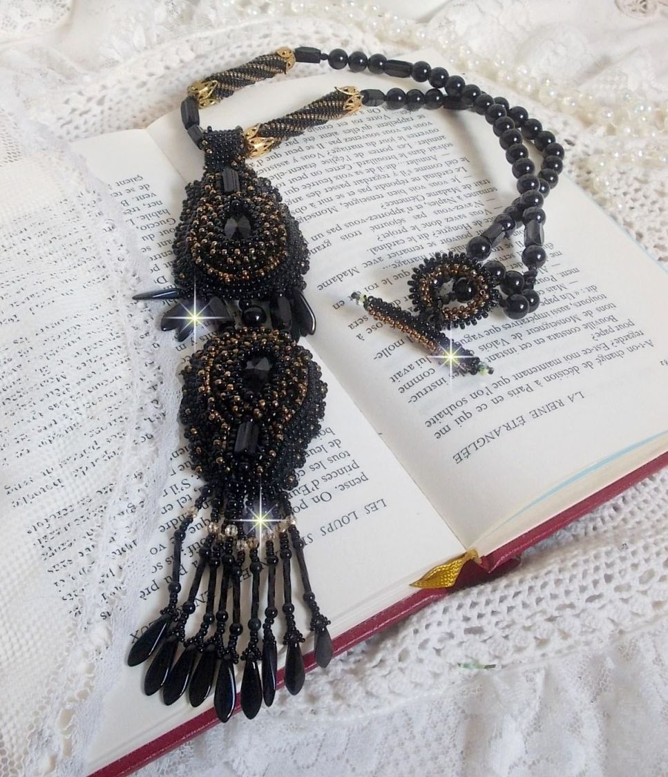 Pingente Black Habit Pendant bordado com pedras redondas de ónix, pingentes facetados, contas de cilindro facetadas, facetas e contas de sementes de qualidade