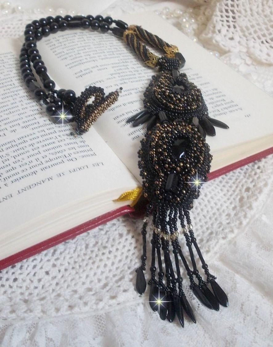 Pingente Black Habit Pendant bordado com pedras redondas de ónix, pingentes facetados, contas de cilindro facetadas, facetas e contas de sementes de qualidade