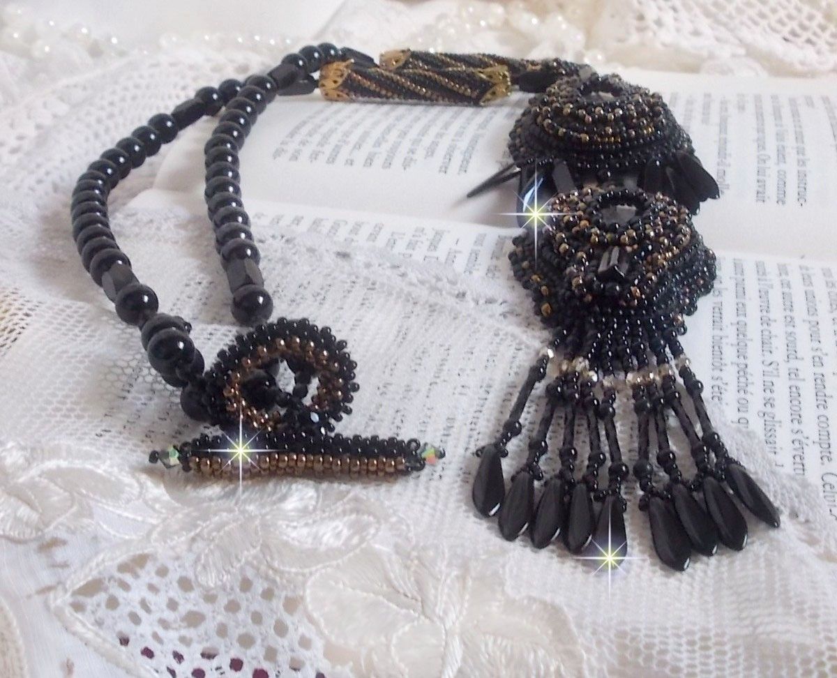 Pingente Black Habit Pendant bordado com pedras redondas de ónix, pingentes facetados, contas de cilindro facetadas, facetas e contas de sementes de qualidade