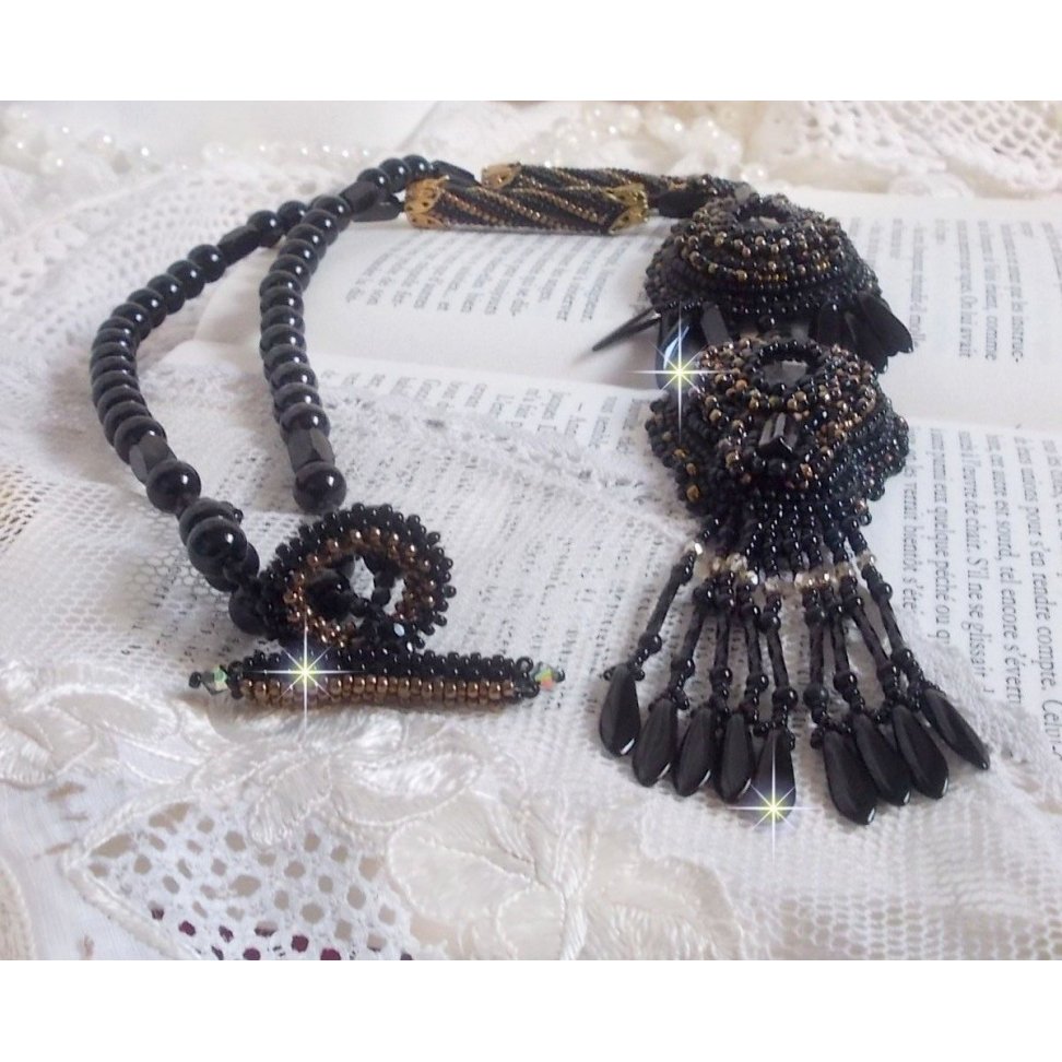 Pingente Black Habit Pendant bordado com pedras redondas de ónix, pingentes facetados, contas de cilindro facetadas, facetas e contas de sementes de qualidade