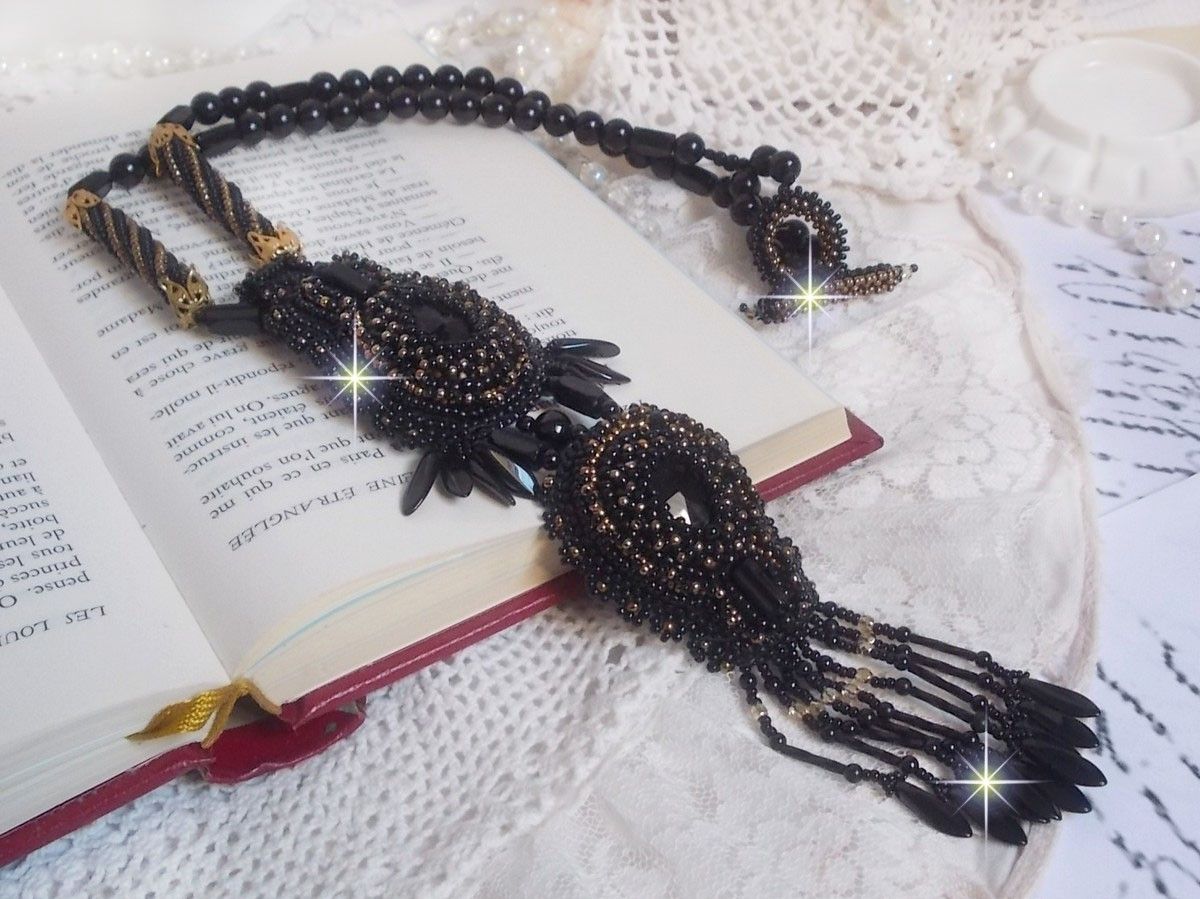 Pingente Black Habit Pendant bordado com pedras redondas de ónix, pingentes facetados, contas de cilindro facetadas, facetas e contas de sementes de qualidade