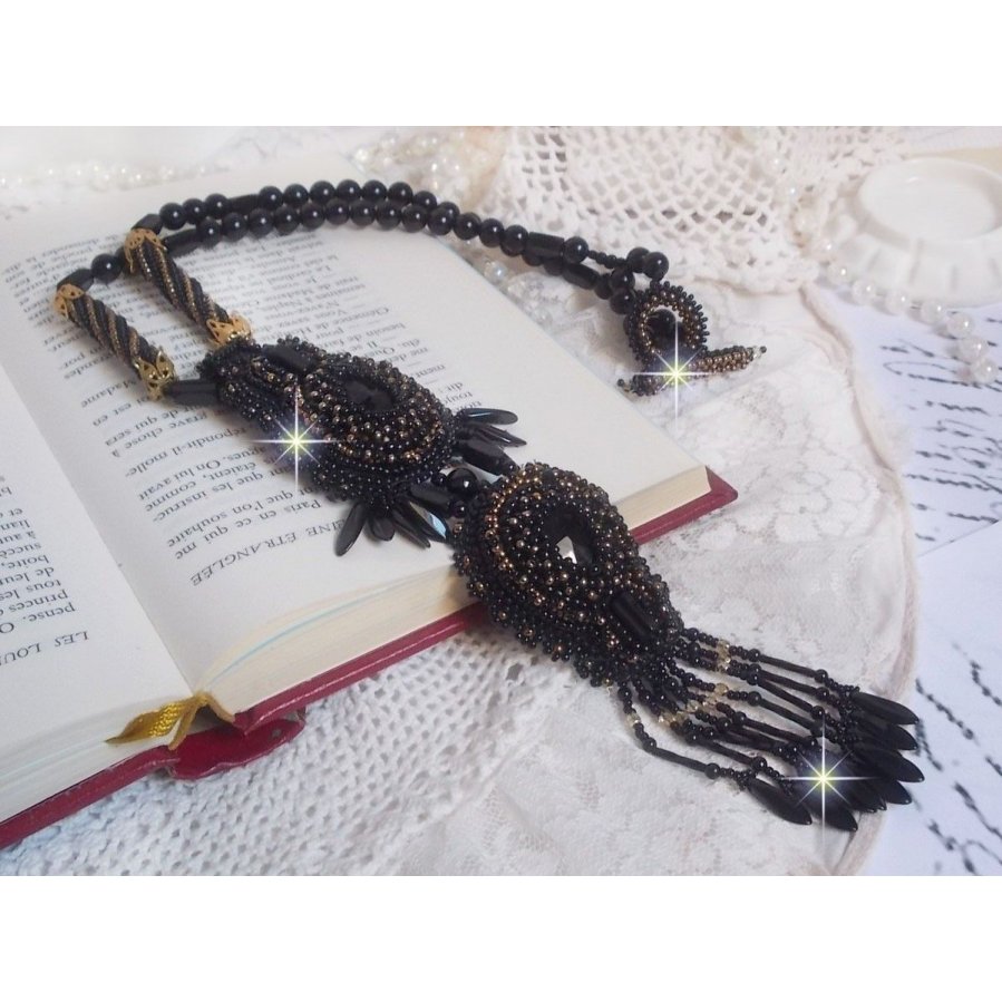 Pingente Black Habit Pendant bordado com pedras redondas de ónix, pingentes facetados, contas de cilindro facetadas, facetas e contas de sementes de qualidade