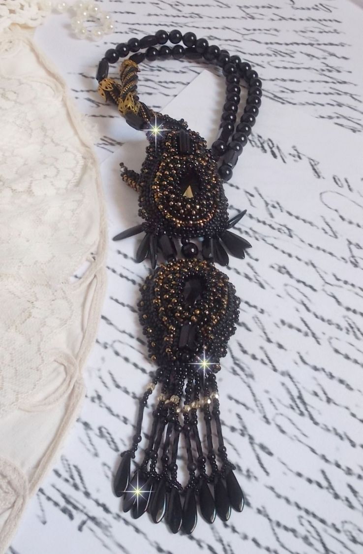 Pingente Black Habit Pendant bordado com pedras redondas de ónix, pingentes facetados, contas de cilindro facetadas, facetas e contas de sementes de qualidade