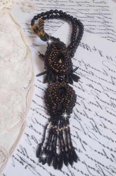 Pingente Black Habit Pendant bordado com pedras redondas de &oacute;nix, pingentes facetados, contas de cilindro facetadas, facetas e contas de sementes de qualidade