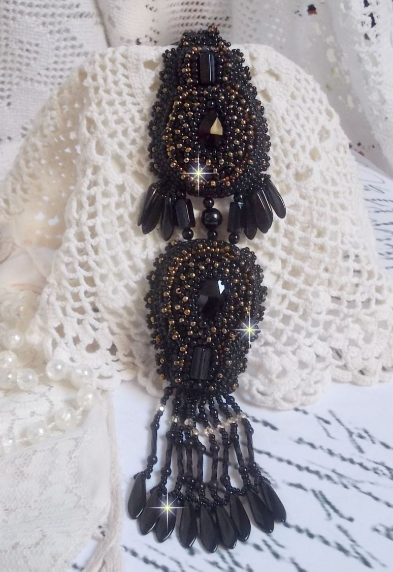 Pingente Black Habit Pendant bordado com pedras redondas de ónix, pingentes facetados, contas de cilindro facetadas, facetas e contas de sementes de qualidade
