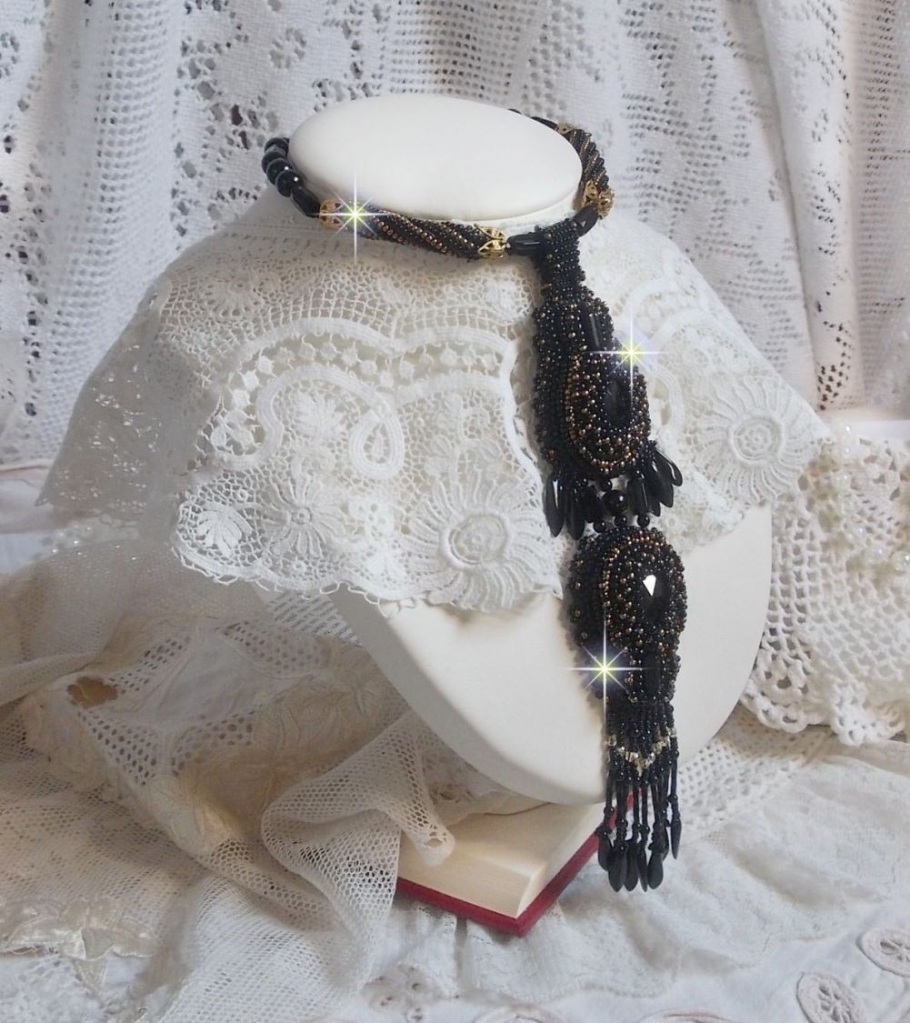 Pingente Black Habit Pendant bordado com pedras redondas de ónix, pingentes facetados, contas de cilindro facetadas, facetas e contas de sementes de qualidade