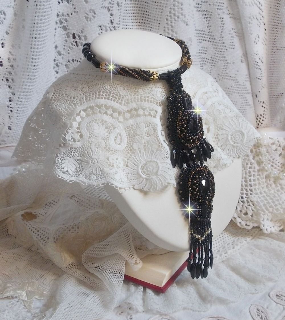Pingente Black Habit Pendant bordado com pedras redondas de ónix, pingentes facetados, contas de cilindro facetadas, facetas e contas de sementes de qualidade